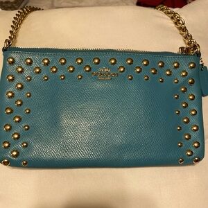 Small coach crossbody the purse is use in good condition